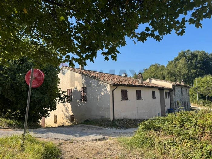 Casa con 6 locali in vendita in via Collebudino, Valtopina