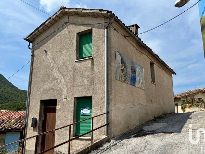 Casa con 6 locali in vendita in Frazione Cacciano, Fabriano
