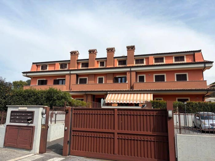 Appartamento trilocale in vendita in Via Colle Cagioli, Centro, Lariano