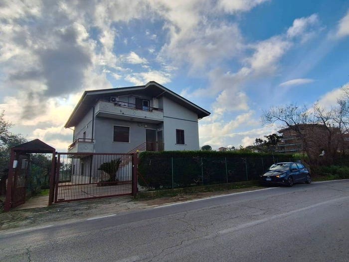 Casa con 6 locali in vendita in Contrada Colle Barbone, Cappelle sul Tavo