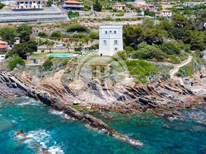 Casa con 6 locali in vendita in Cipressa