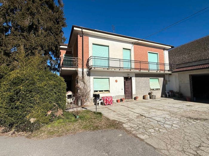 Casa con 6 locali in vendita in Strada Valle Bera, Castiglione Tinella