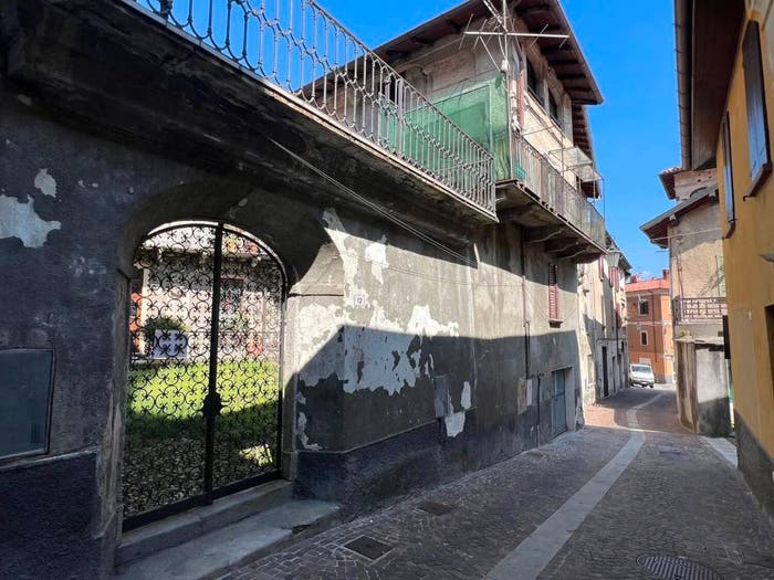 Appartamento quadrilocale in vendita in Via Roma, Marchirolo