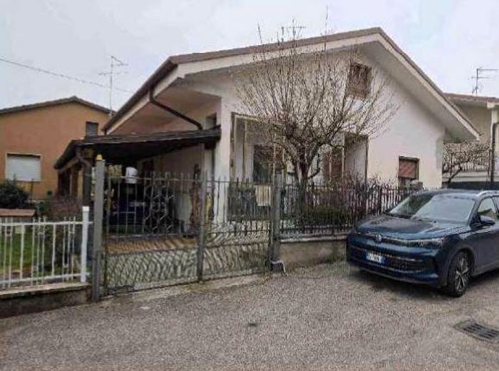Casa trilocale in vendita in Via Vicenza, Centro, San Giovanni Lupatoto