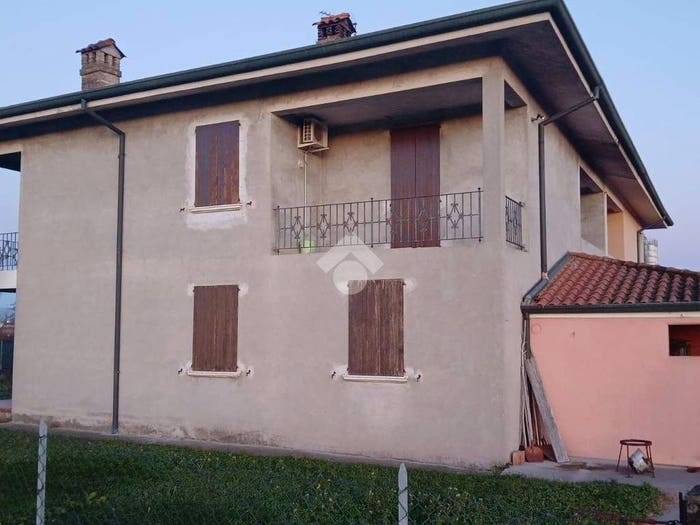 Casa con 6 locali in vendita in via Gottolengo, Isorella