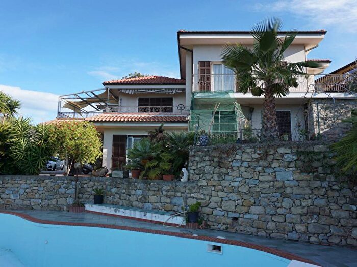 Casa con 6 locali in vendita in Via Roma, Vallecrosia