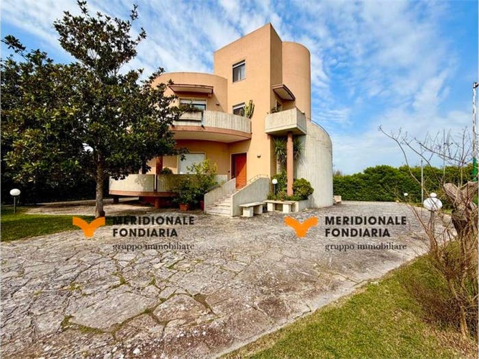 Casa con 6 locali in vendita in Via Guglielmo Marconi, Lequile