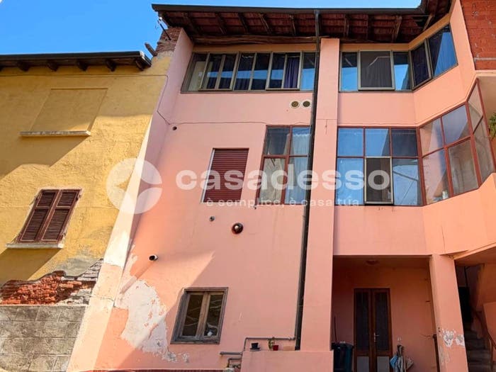 Casa con 6 locali in vendita in Via Garibaldi, Lozzolo