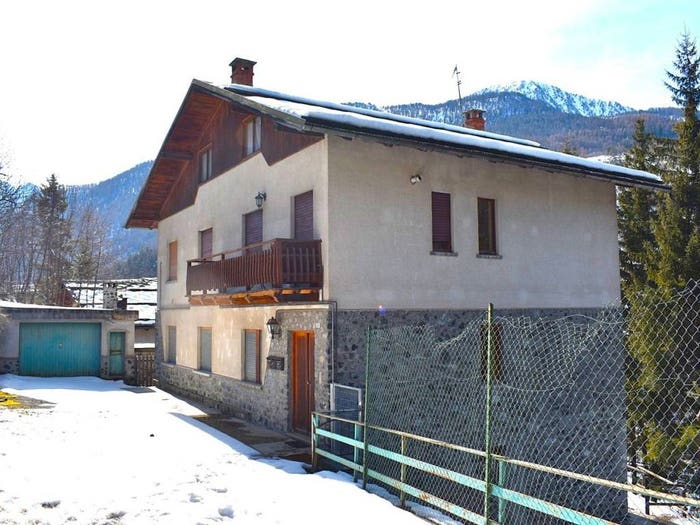 Appartamento trilocale in vendita in Via Pinerolo, Centro, Cesana Torinese
