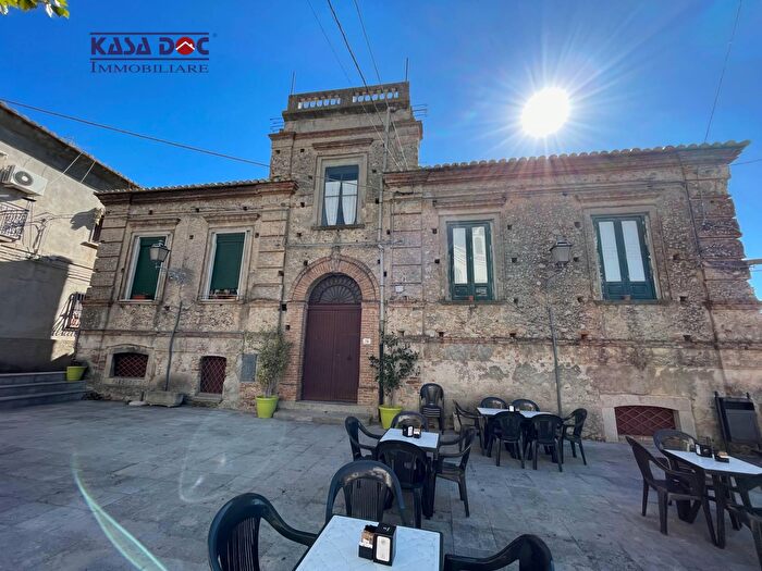 Appartamento con 5 locali in vendita in Via Giuseppe Garibaldi, Roccella Ionica