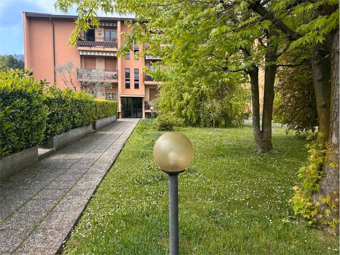 Appartamento quadrilocale in vendita in via cesare cantu', Centro, Erba
