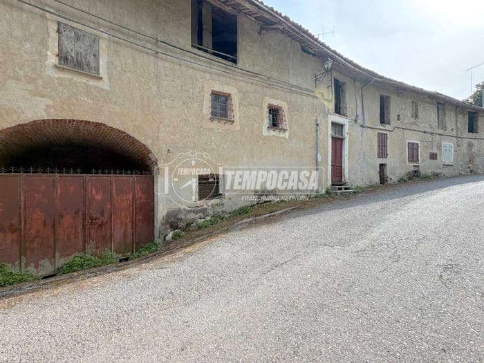 Casa con 6 locali in vendita in Via Niella Tanaro, Briaglia