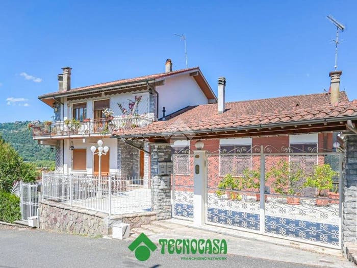 Casa quadrilocale in vendita in Via Chiodo, Ceparana Carpena, Bolano