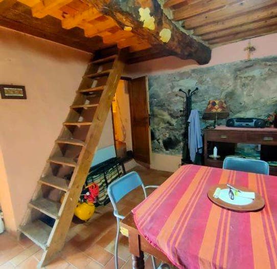 Casa con 6 locali in vendita in Via Vecchia Di Tre Colli, Calci