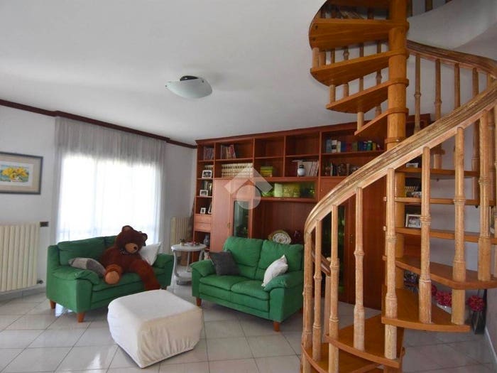 Appartamento con 6 locali in vendita in Via Bruni Antonio, Rudiae Casermette, Lecce