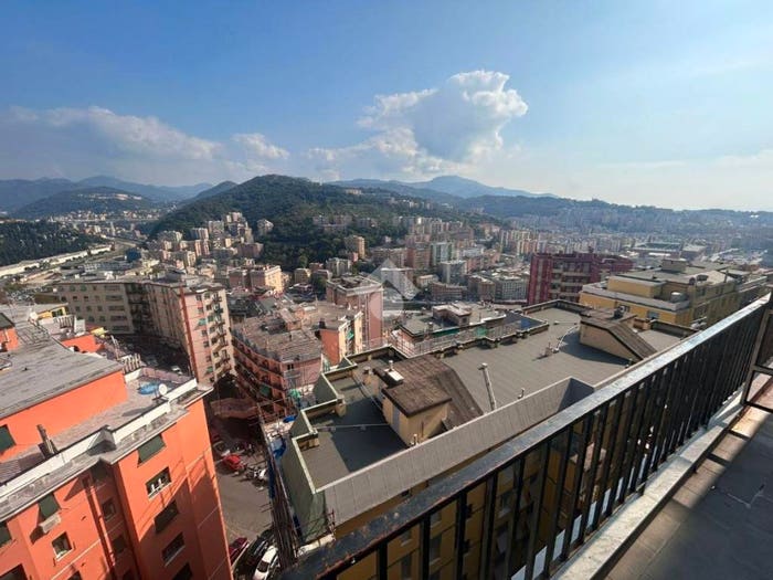 Appartamento quadrilocale in vendita in Via Antonio Burlando, Staglieno, Genova