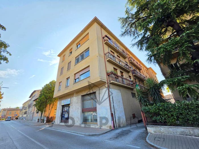 Appartamento quadrilocale in vendita in Via Franco Ciri, Centro Storico, Foligno