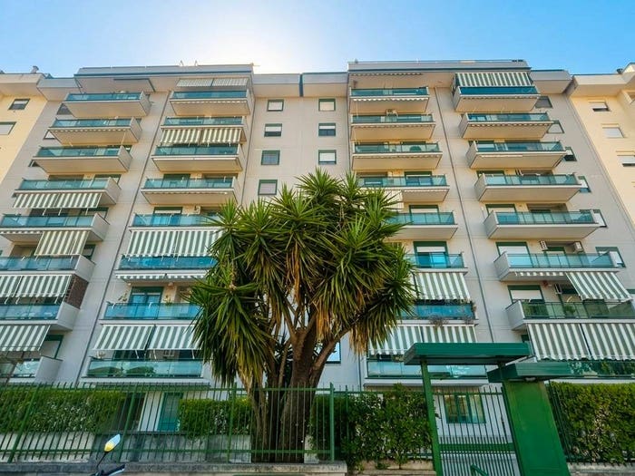 Appartamento trilocale in vendita in Viale dei Vecchi Pini, Parco degli Aranci, Caserta