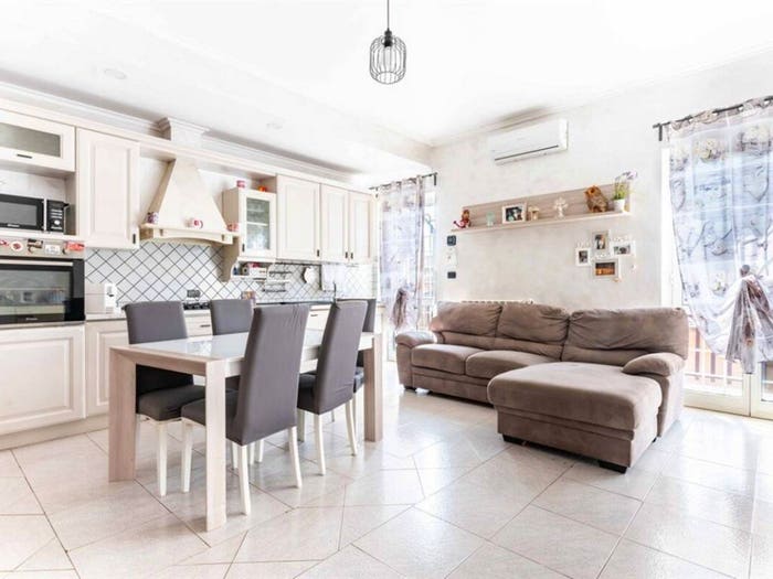 Appartamento trilocale in vendita in Via Burcei, Rocca Cencia, Roma