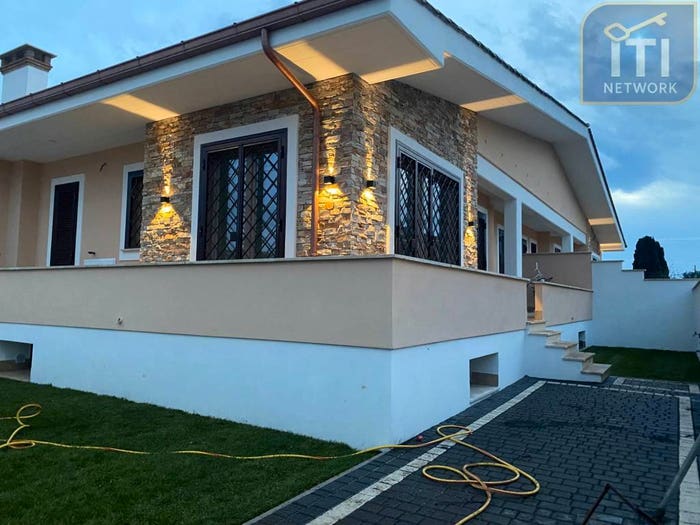 Appartamento quadrilocale in vendita in Via Mar Tirreno, Torvaianica Alta, Pomezia