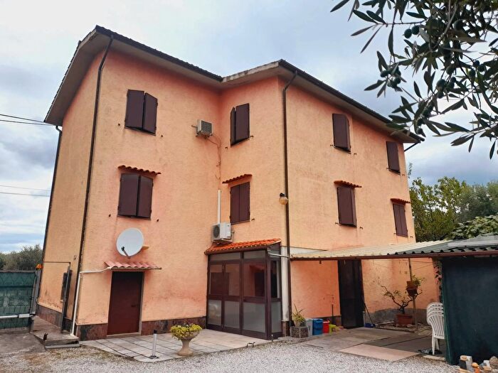 Casa con 10 locali in vendita in Seravezza