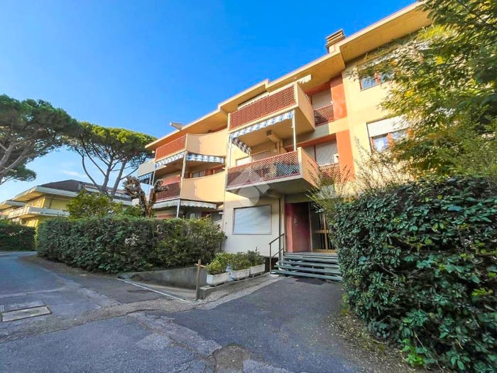Appartamento con 6 locali in vendita in Via Montecatini, Marina di Massa Centro, Massa