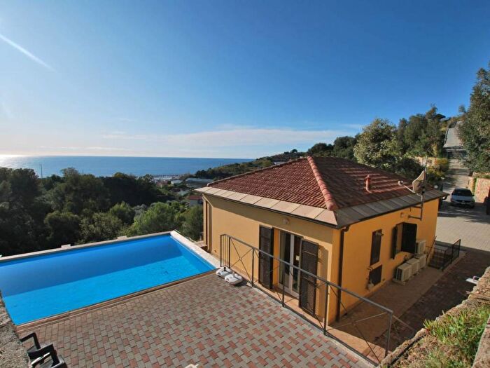 Casa con 6 locali in vendita in Cipressa