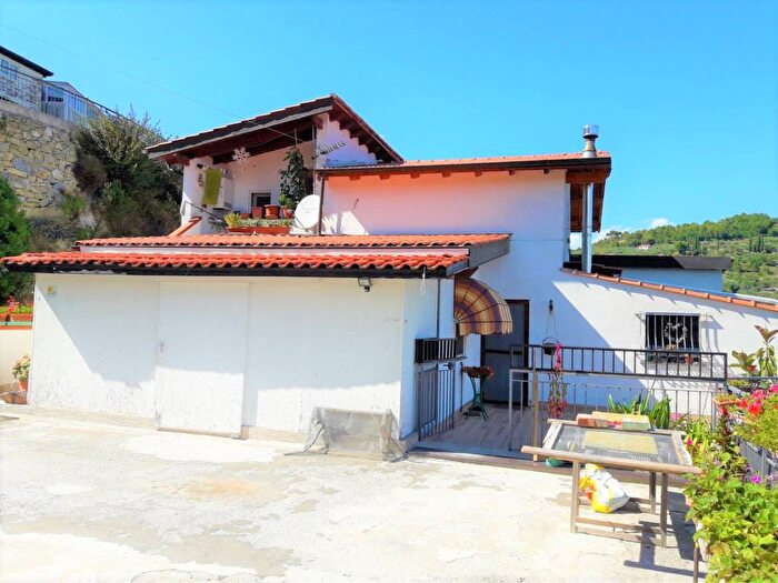 Casa con 6 locali in vendita in Frazione Ciaixe, Camporosso