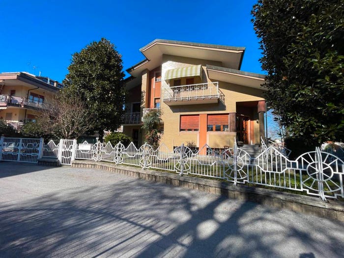 Casa con 6 locali in vendita in Via Lidice, Centro, Boves
