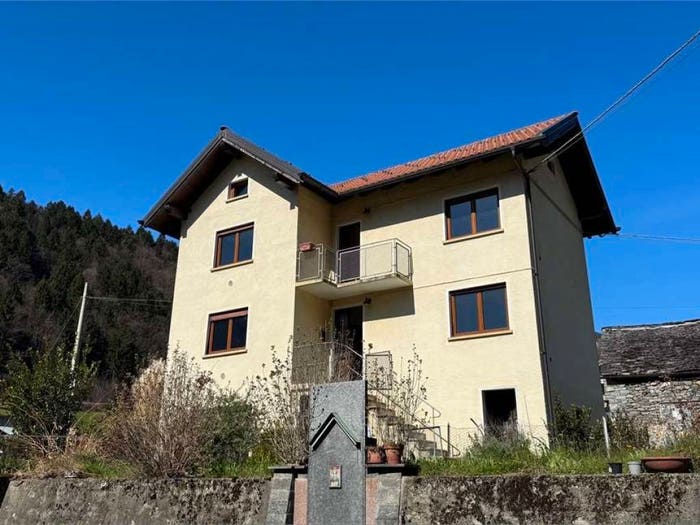 Casa quadrilocale in vendita in Via Carlini, Centro, Crodo