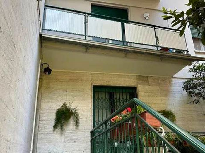 Appartamento con 5 locali in vendita in Via Giuseppe Andreoli, Viali, Modena