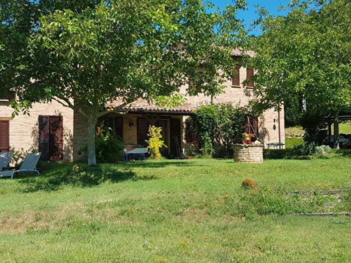 Casa con 6 locali in vendita in Serrungarina, Colli al Metauro