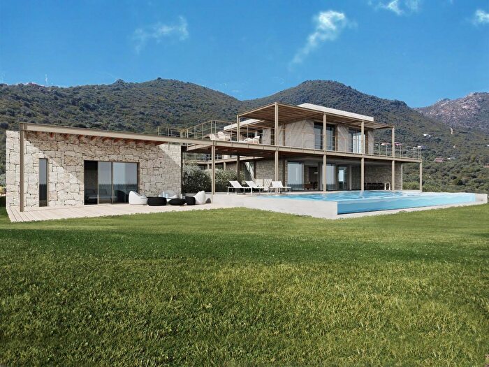 Casa con 7 locali in vendita in Via Ioanne Secche, Olbia