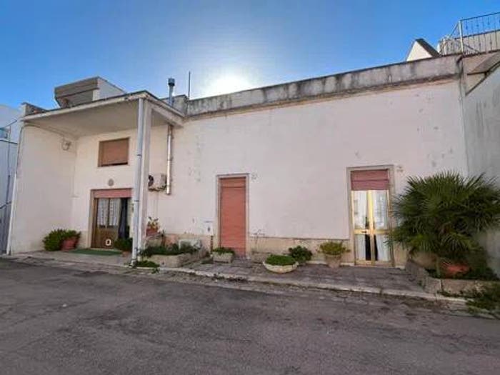 Casa con 6 locali in vendita in Via Carlo Pisacane, Cutrofiano