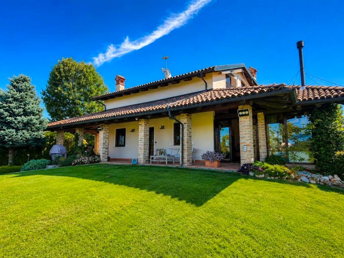 Casa con 6 locali in vendita in Via La Morra, Cherasco