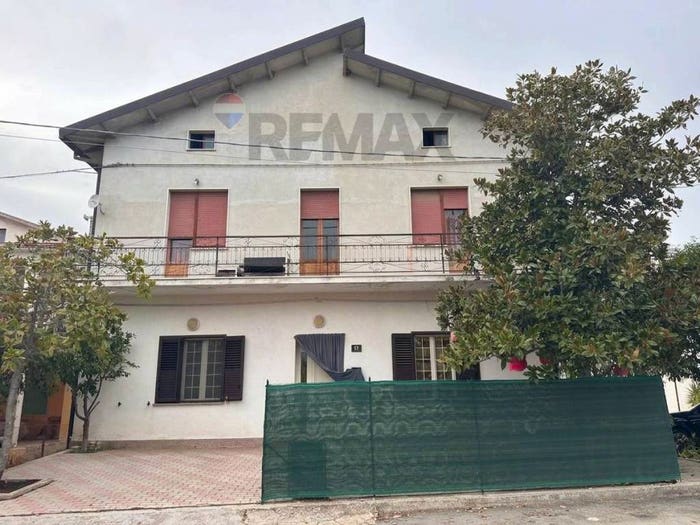 Appartamento con 6 locali in vendita in Via Nevi, Centro, Giuliano Teatino