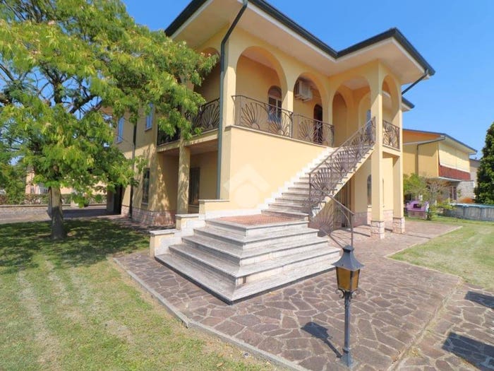 Casa con 6 locali in vendita in Piazza Ippolito Nievo, Centro, Rodigo