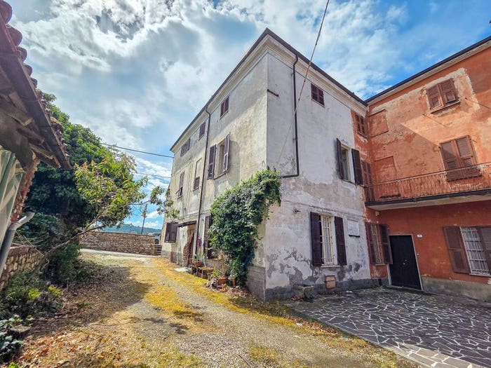 Casa con 6 locali in vendita in Via Cinque Martiri, Carezzano Maggiore, Carezzano