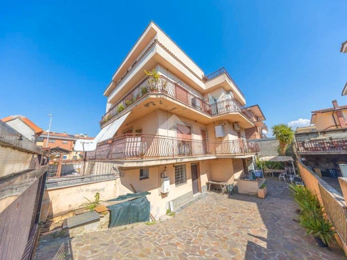 Appartamento trilocale in vendita in Via Di Lunghezzina, Lunghezza, Roma