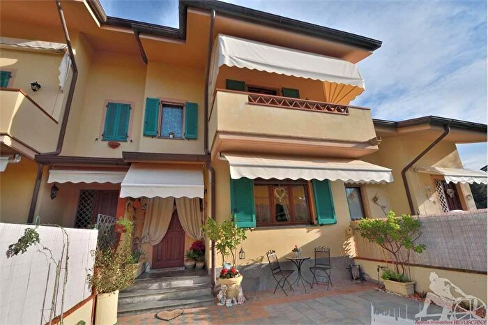 Casa con 5 locali in vendita in Forte Dei Marmi