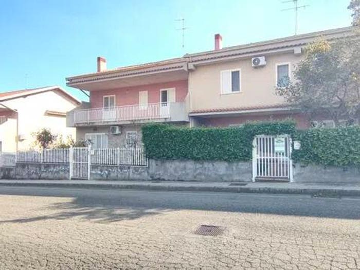 Casa con 6 locali in vendita in Via Piersanti Mattarella, Centro, Giarre