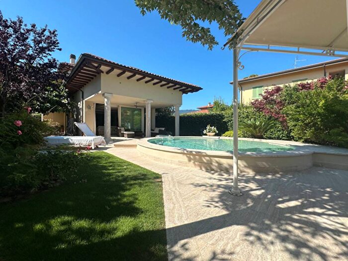 Casa con 6 locali in vendita in Via A Dazzi, Vittoria Apuana, Forte dei Marmi