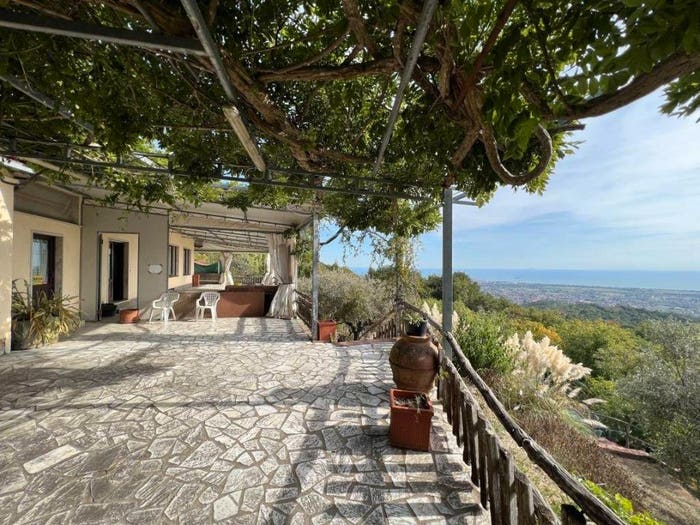 Casa con 6 locali in vendita in Castelnuovo Magra