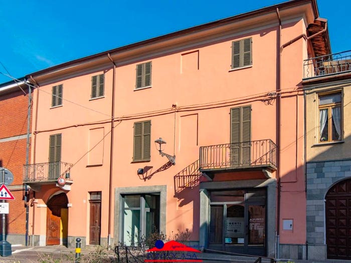 Appartamento con 6 locali in vendita in Via Umberto I, Centro, Busca