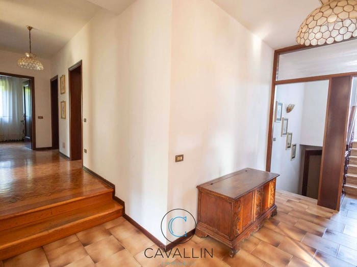 Casa con 6 locali in vendita in Piazza Novembre, Centro, Pederobba