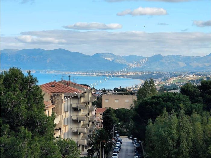 Appartamento trilocale in vendita in Via Bocca della Carrubba, Centro, Castellammare del Golfo