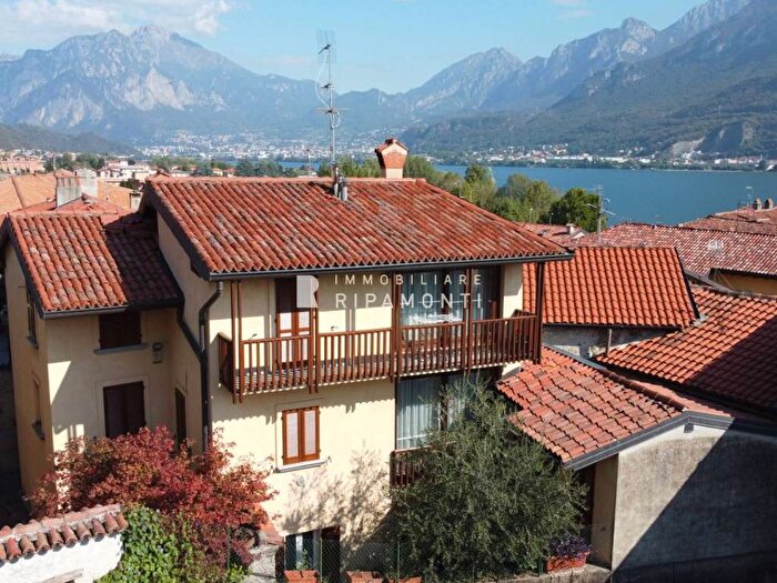 Casa con 6 locali in vendita in Via Francesco Crispi, Garlate