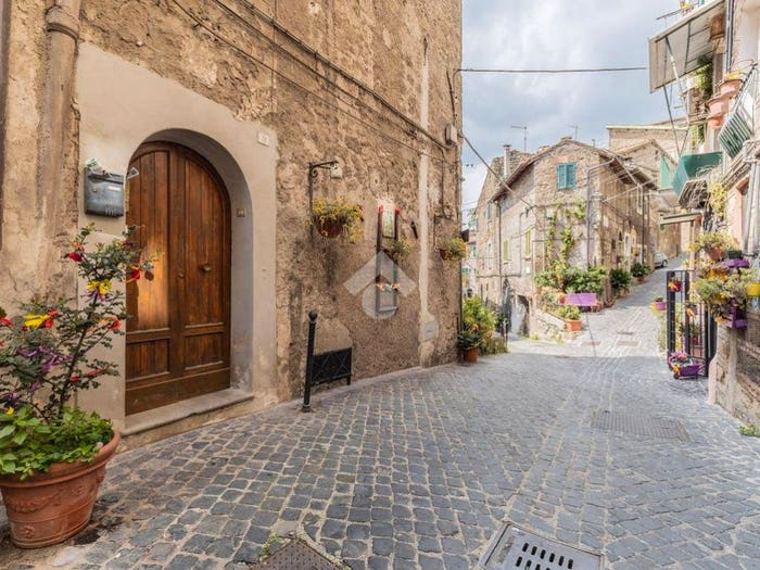 Appartamento con 5 locali in vendita in Via Garibaldi, Centro, Caprarola