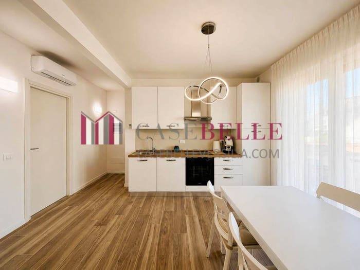 Appartamento trilocale in vendita in Via Umberto Giordano, Lido di Camaiore, Camaiore