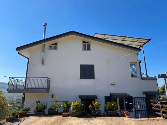 Casa con 6 locali in vendita in Giffoni Sei Casali
